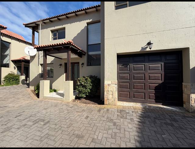 3 BEDROOM TOWNHOUSE FOR SALE IN JEFFREYS BAY CENTRAL